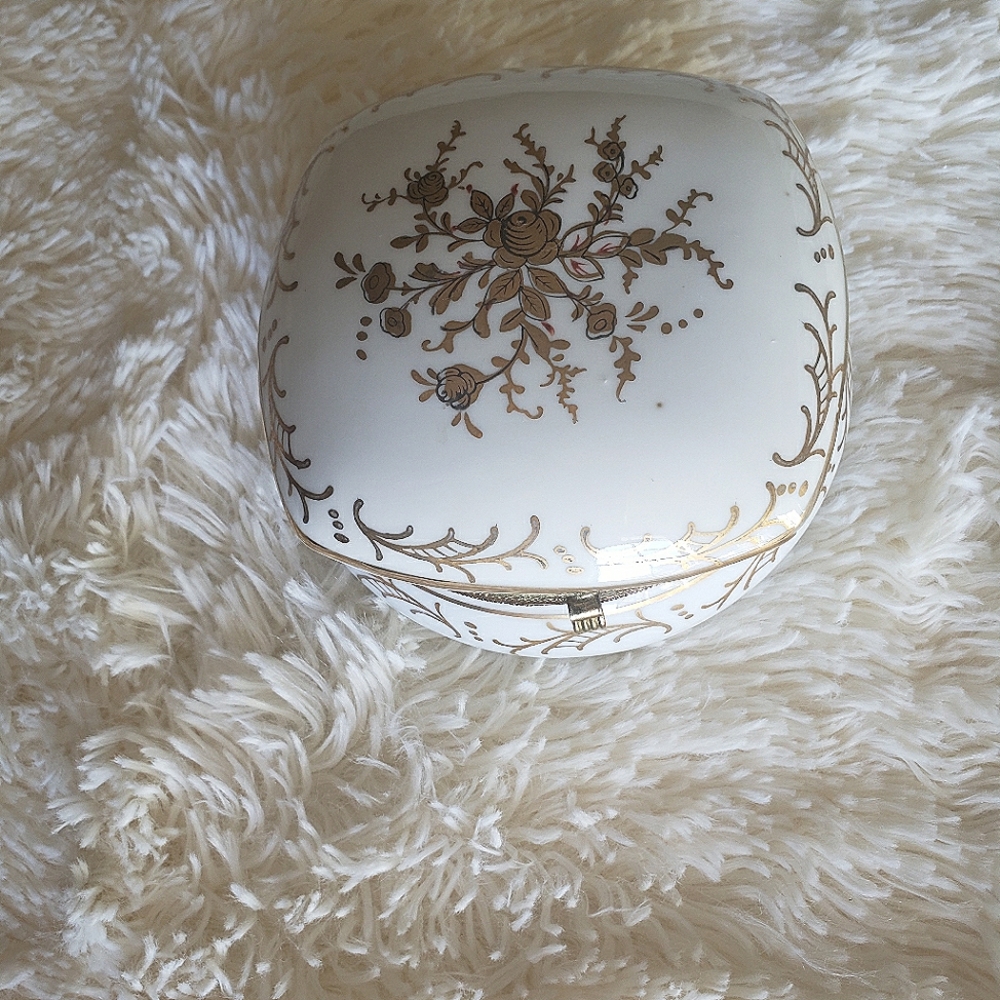 VINTAGE Ardco Porcelain jewelry/trinket box Dallas,TX